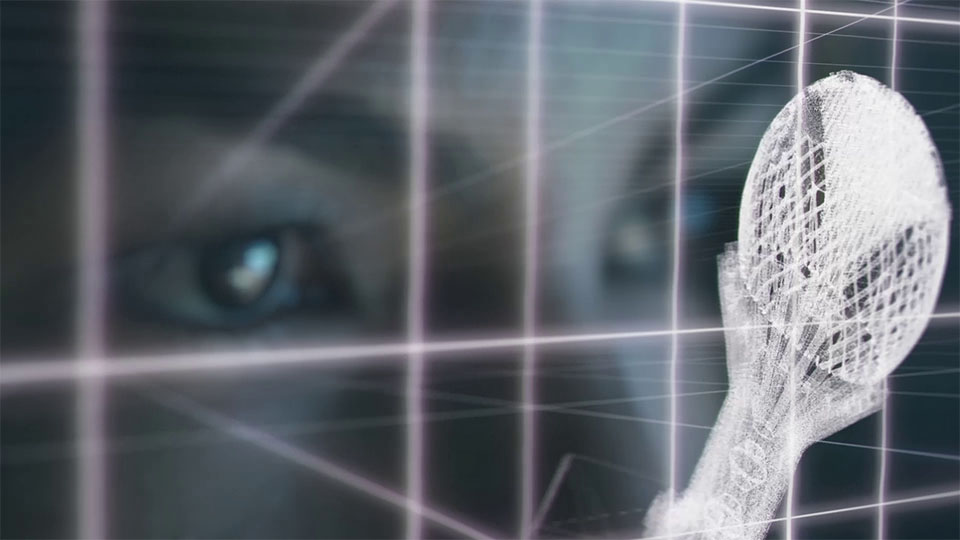 Ausschnitt aus dem Additive Manufacturing Film für Trumpf, Frau schaut auf ein 3D-Modell eines Globusses