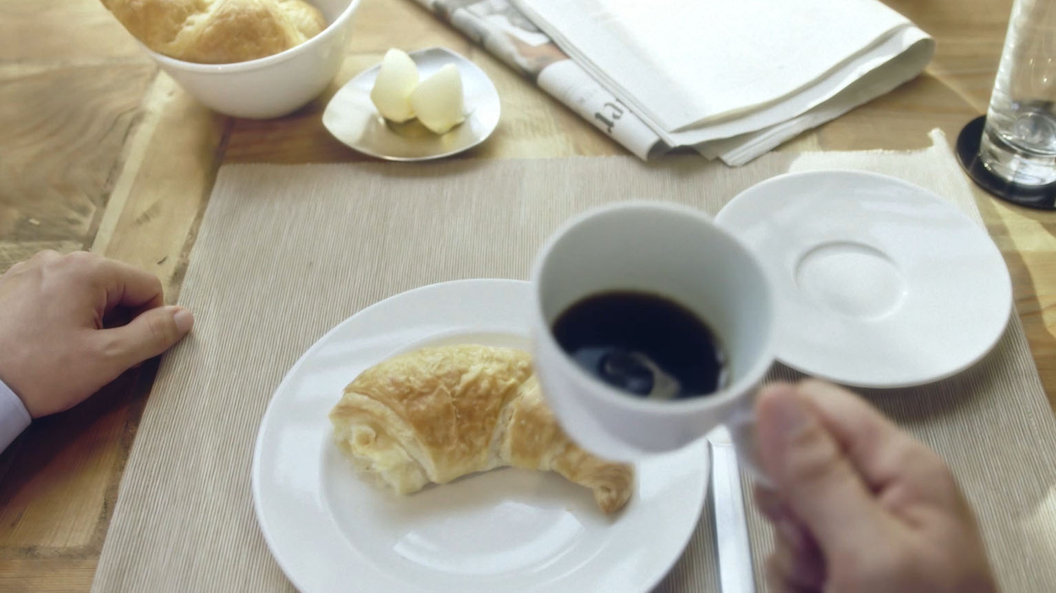 Aus dem Halder Inside Imagefilm - Croissant und Kaffee aus Egoperspektive