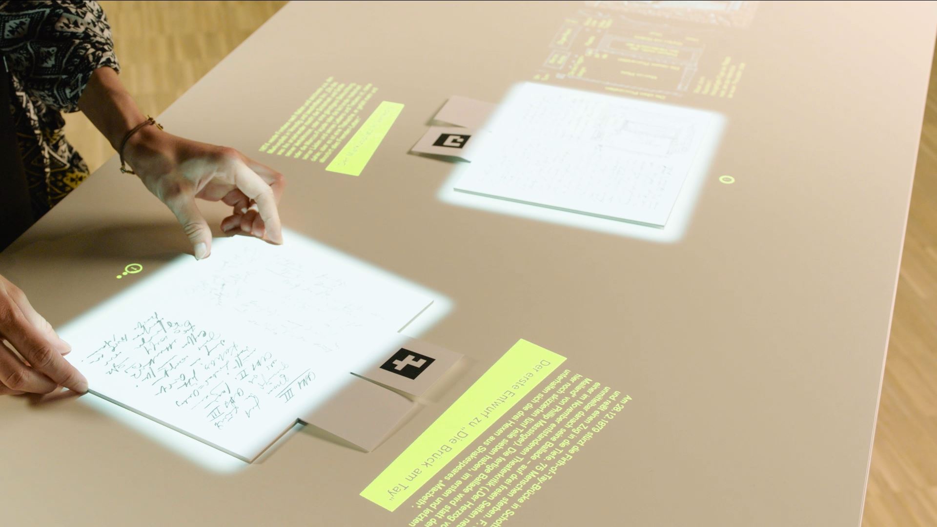 Projektion von Fontanes Aufschriebe auf dem interaktiven Tisch im Detail