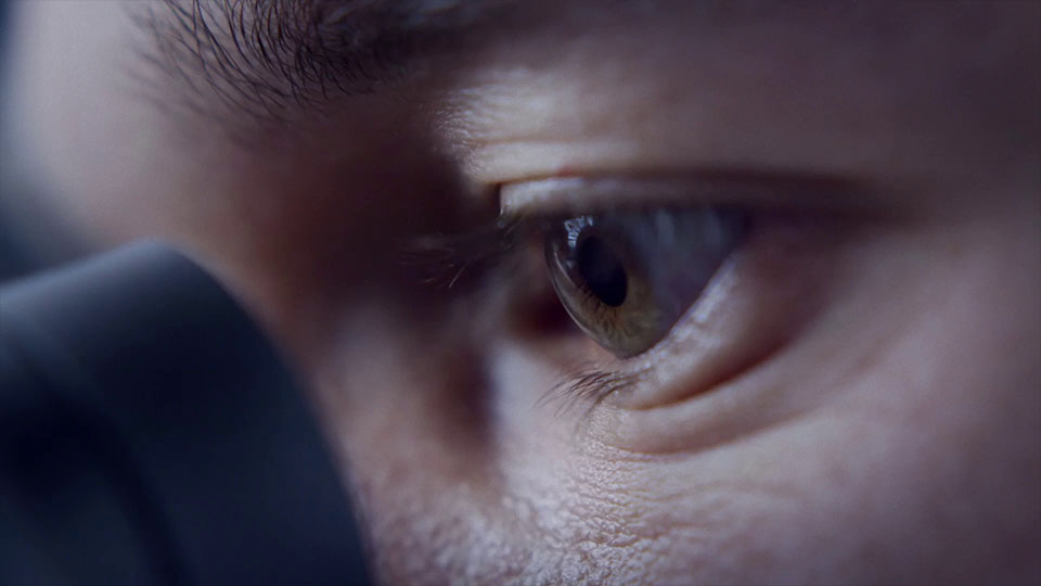 Ausschnitt aus dem Fraunhofer IAF Imagefilm - Closeup Auge schaut in Mikroskop