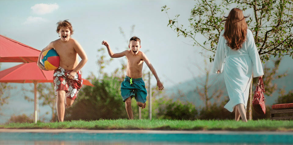 Aus dem Mercedes-Benz Lumamania Werbespot - Zwei Jungs rennen auf Pool zu